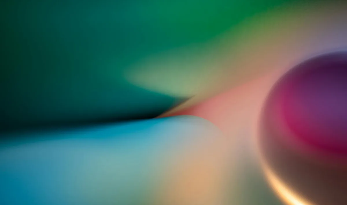 Arte astratta vibrante con colori tenui e giochi di luce