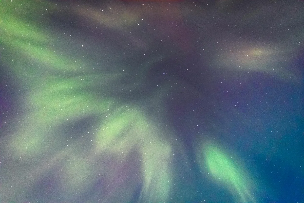 Aurora boreale vibrante crea uno spettacolo ipnotico nel cielo notturno