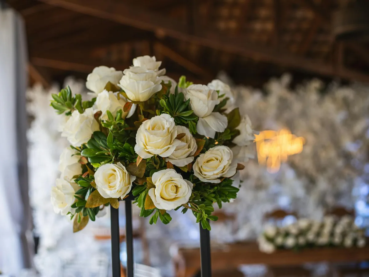Weiße Rosen in rustikaler Hochzeit in Brasilien – Blumenarrangement