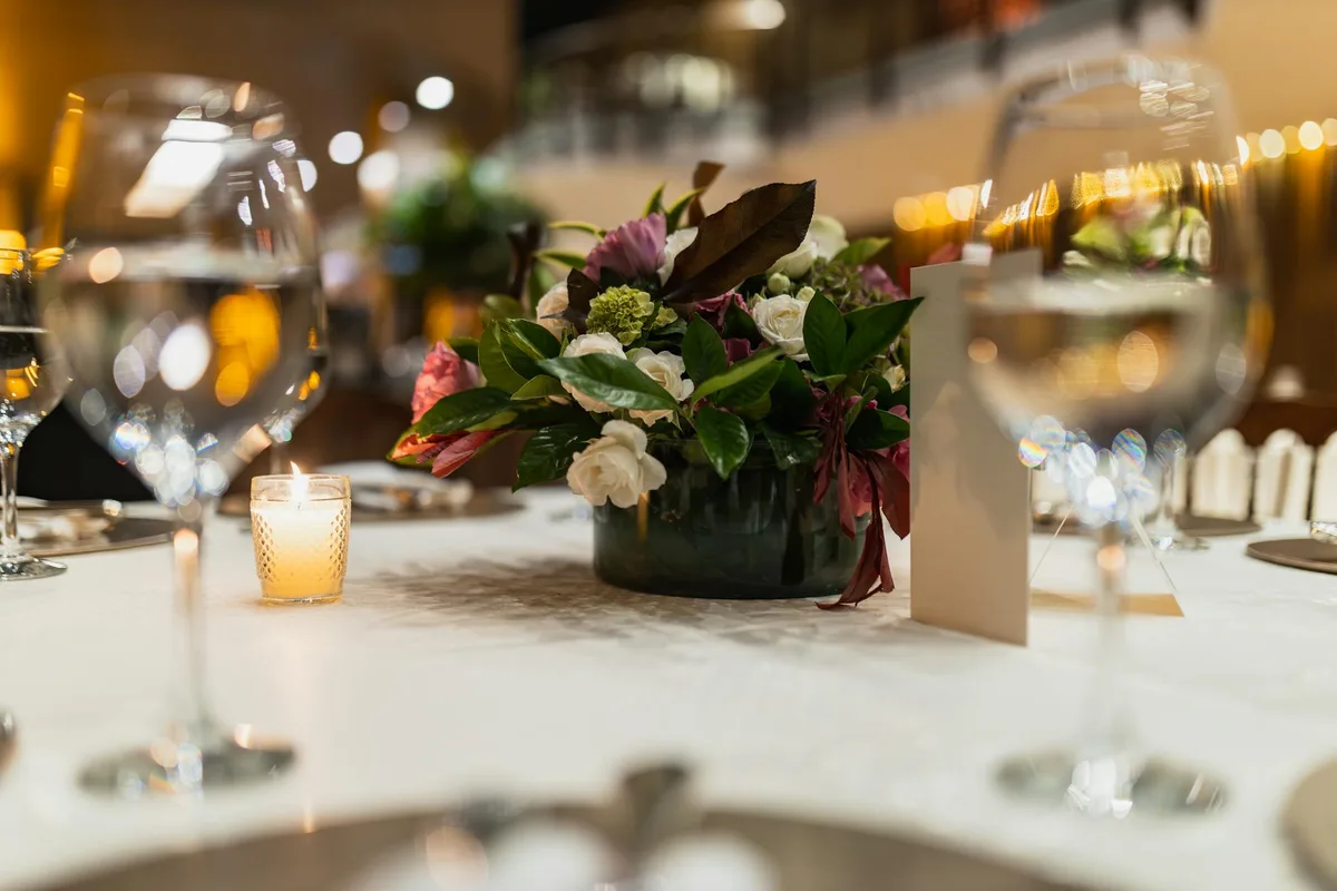 Table de réception de mariage avec centre de table floral et ambiance aux chandelles