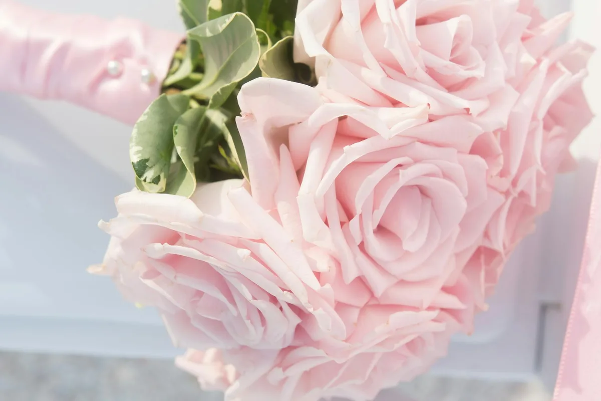 Bouquet di rose rosa delicate per eventi romantici nuziali