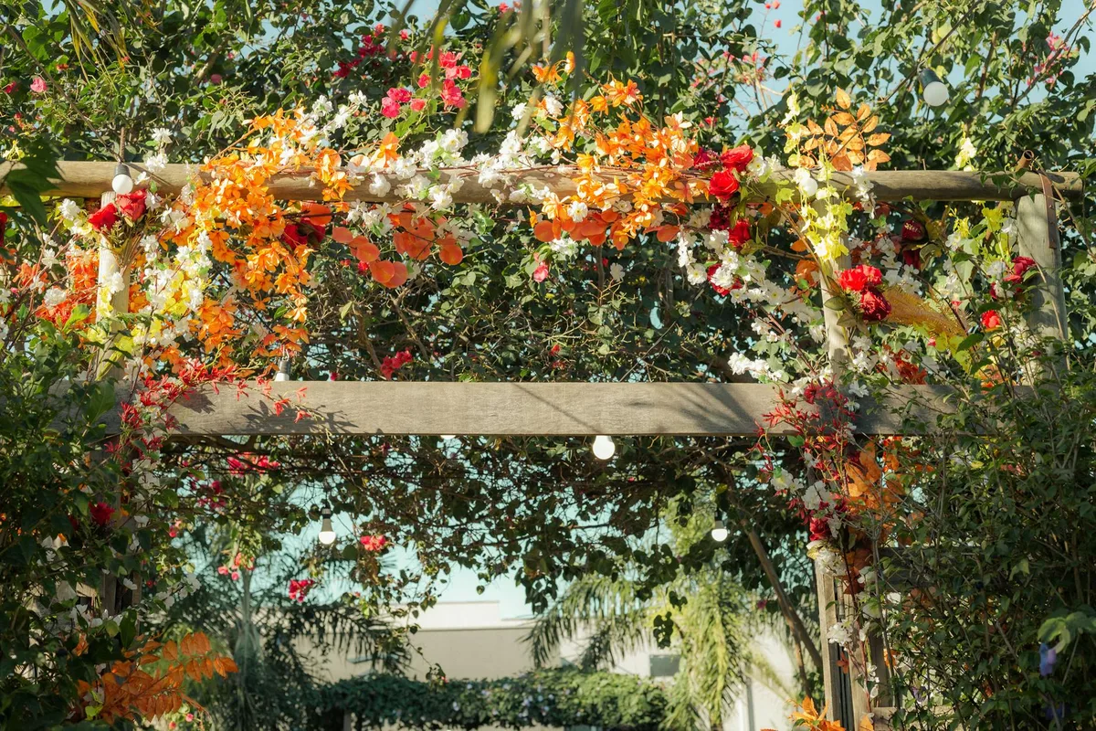 Arco floreale colorato per matrimonio con fiori vivaci sotto cielo sereno
