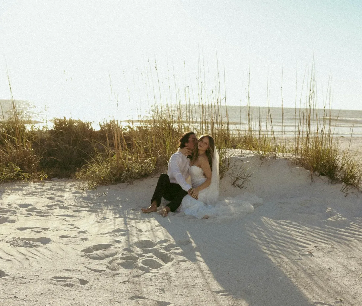 Paar genießt romantische Strandhochzeit bei Sonnenuntergang in St. Pete Beach, Florida