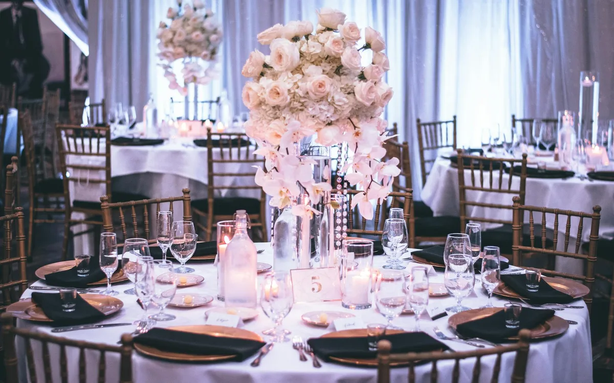 Luxuriöses Hochzeitsdinner mit eleganten Blumenarrangements und Kerzenlicht