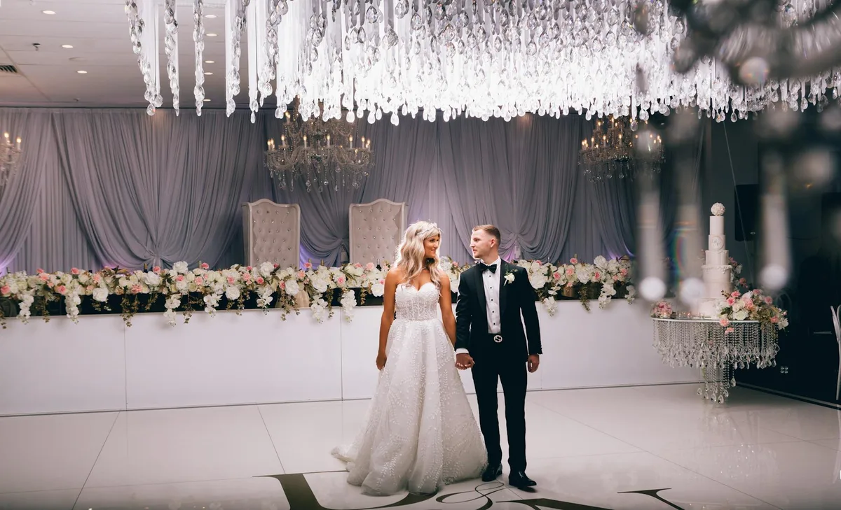 Sposi in ricevimento di lusso con lampadari e decorazioni floreali a Liverpool, NSW