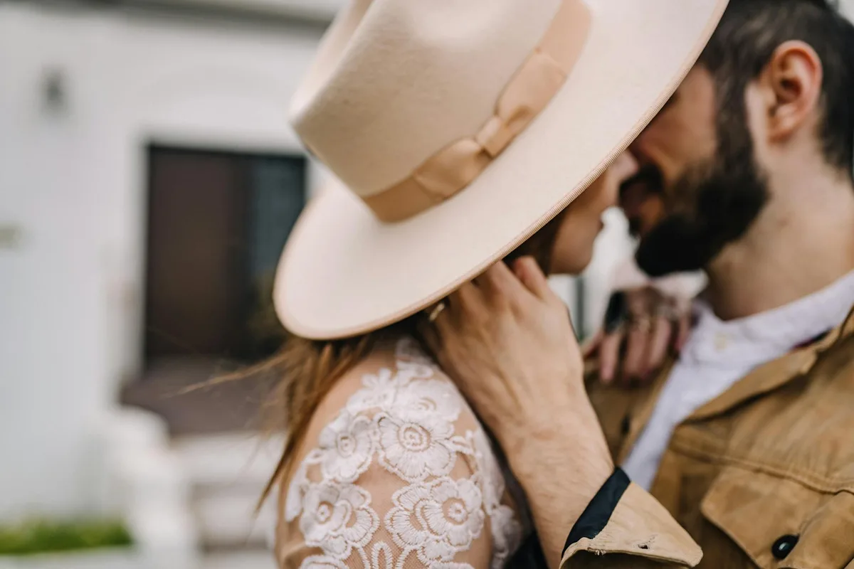 Romantische Umarmung eines Hochzeitspaares im Freien bei Sonnenschein