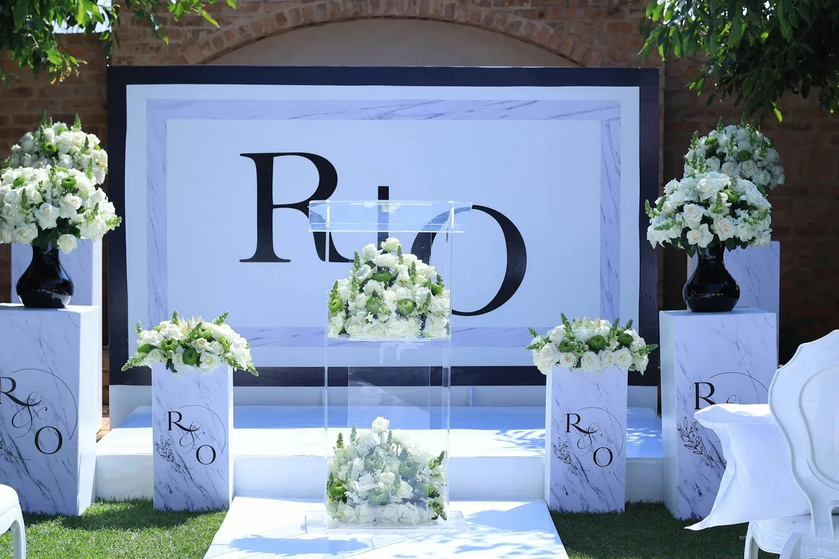 白い花々が咲き誇る洗練された屋外ウェディングのセットアップ