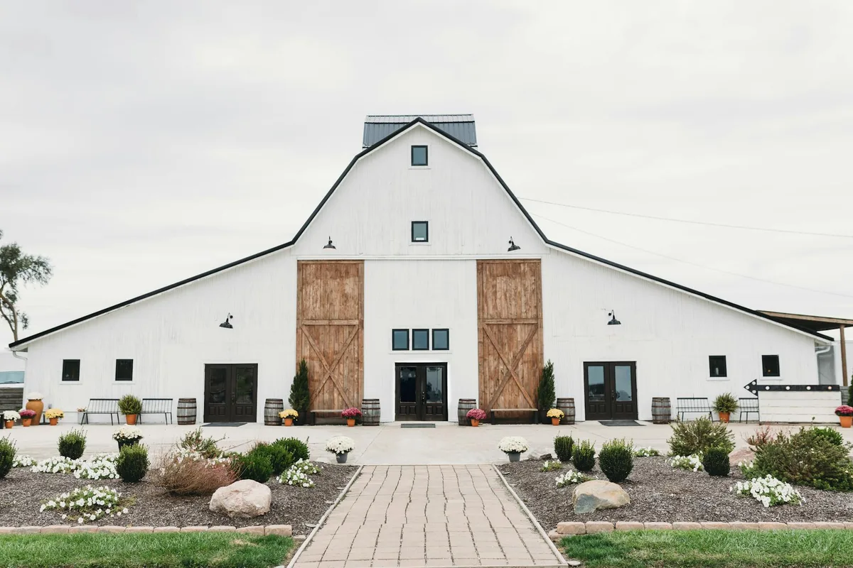 Geräumige weiße Scheune als Hochzeitslocation mit rustikaler Architektur und Landhaus-Charme