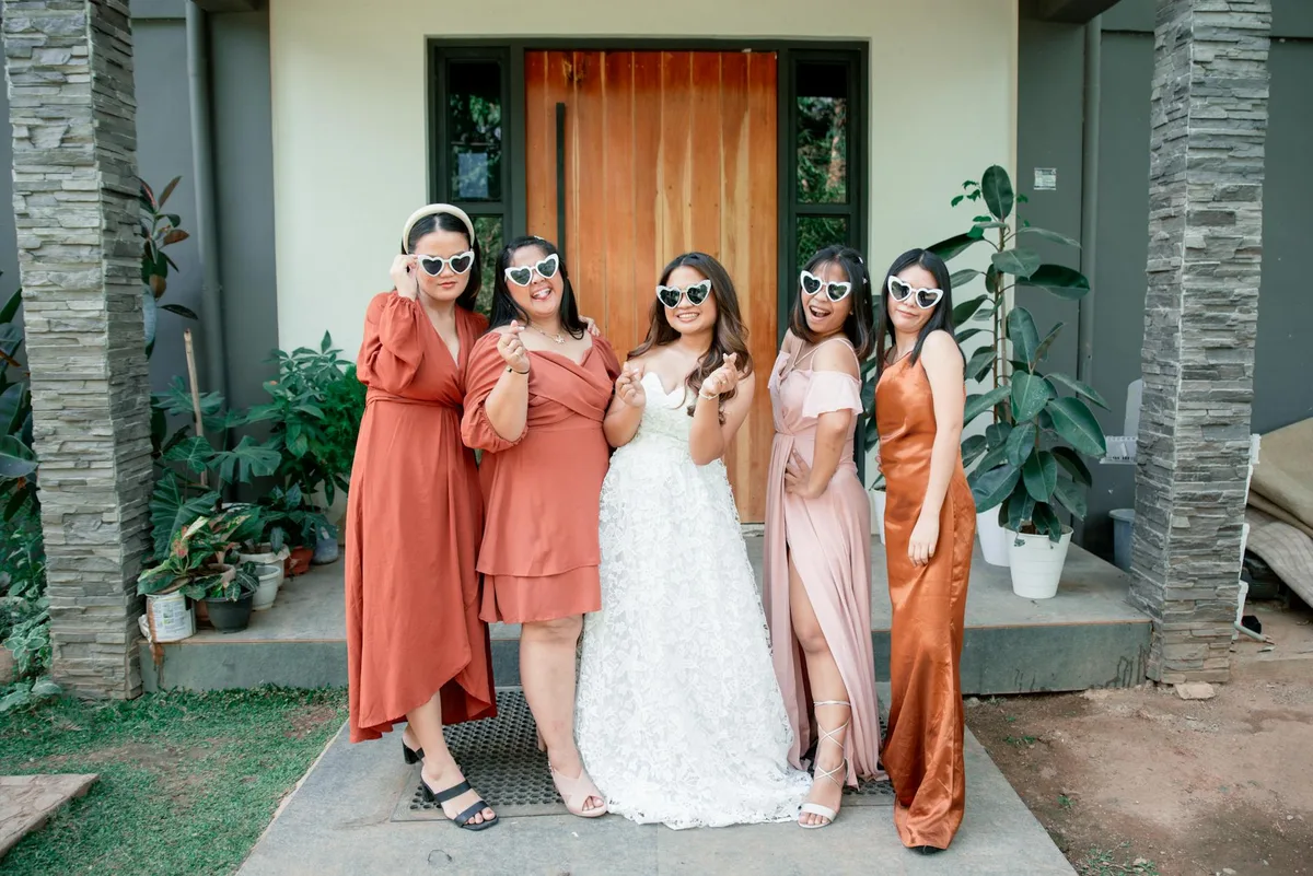 Corteo nuziale elegante con occhiali da sole, amicizia ed eleganza