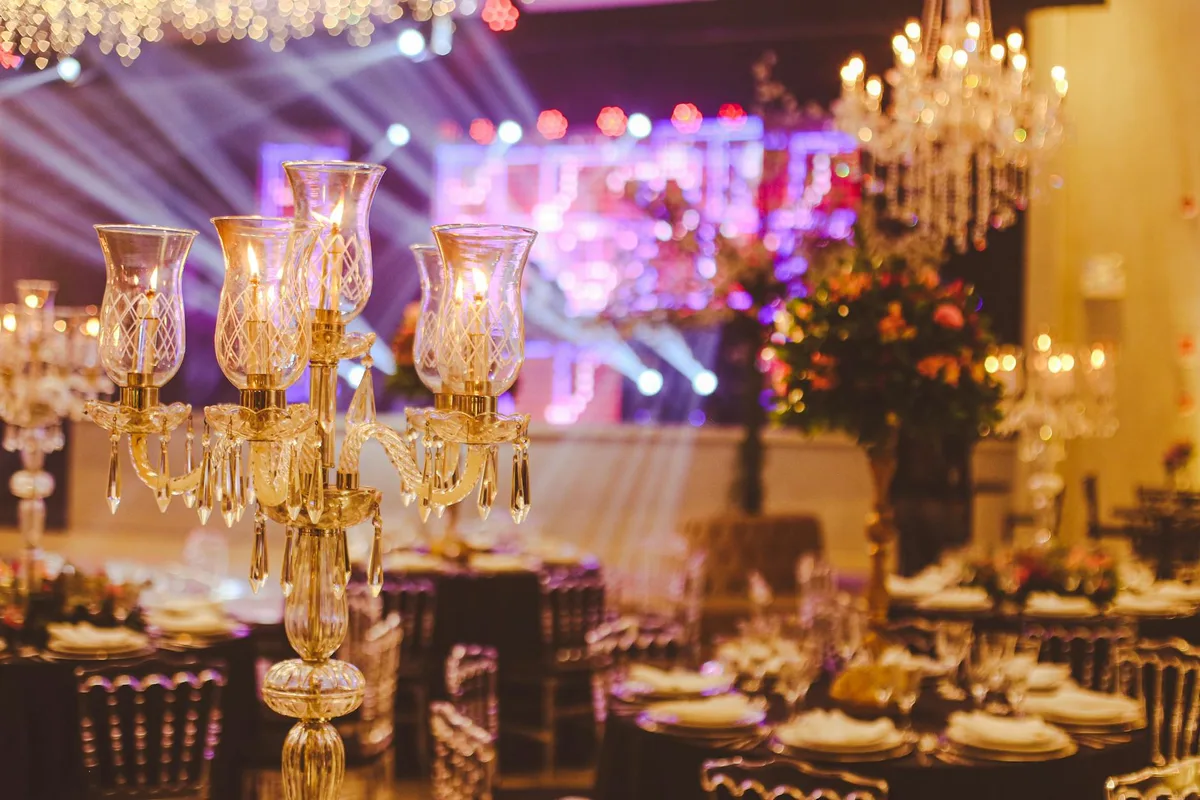 Ballroom elegante con candelabri di cristallo per celebrazioni