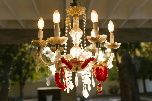 Lampadario elegante con ghirlande floreali rosse e bianche all'aperto