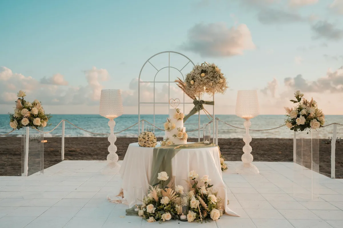 Tavolo wedding fronte mare con decorazioni floreali e vista oceano