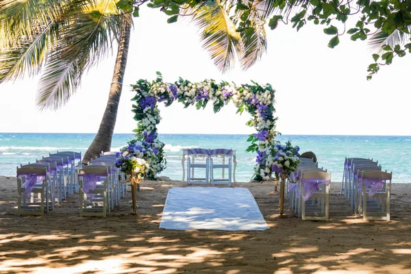 Mariage bohème sur la plage à Puerto Plata avec arche florale