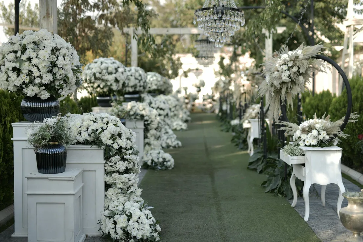 Gartenhochzeit mit eleganten weißen Blumenarrangements