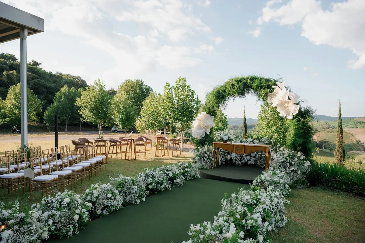Hochzeitslocation im Freien mit Blumendekoration unter sonnigem Himmel