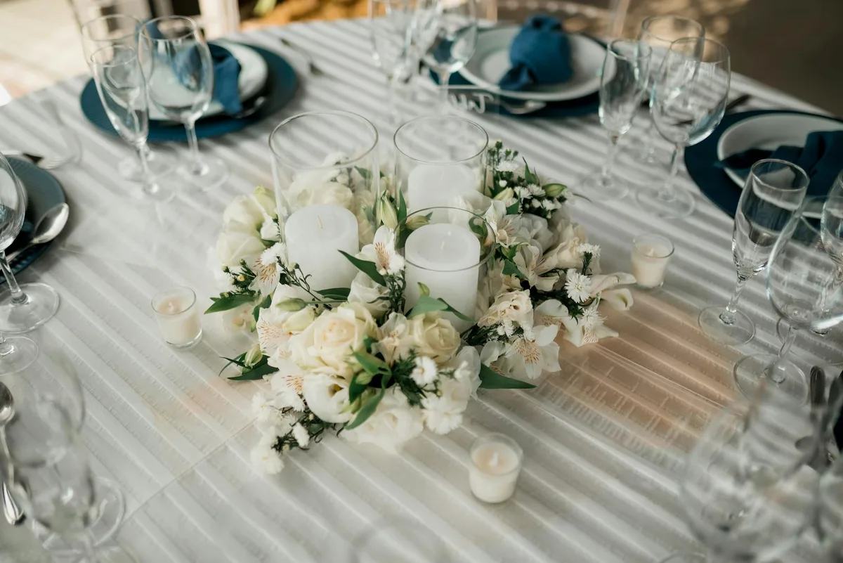 Hochzeitstisch-Dekoration mit weißen Blumen und Kerzen für besondere Anlässe