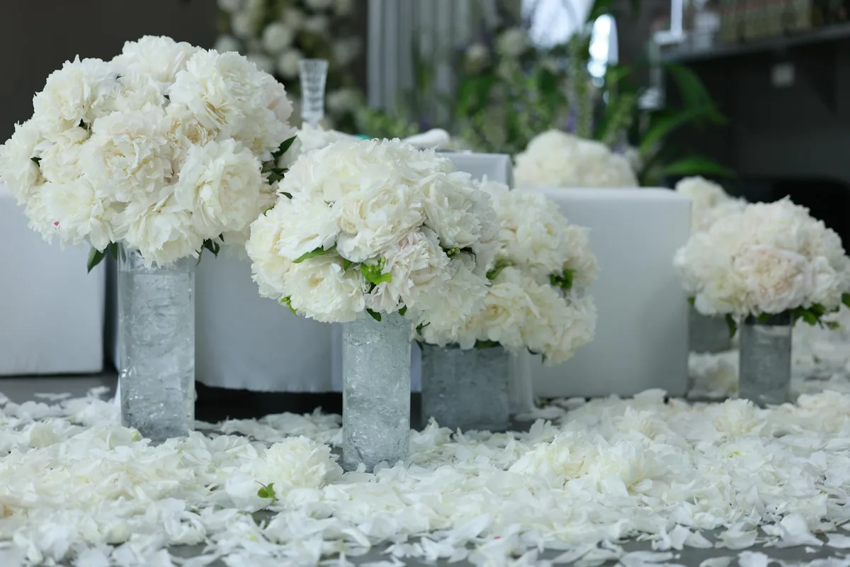 Weiße Pfingstrosen-Arrangements für elegante Hochzeiten und Events
