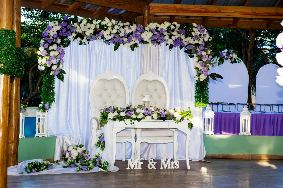 Location matrimonio all'aperto con archi floreali e sedie decorate