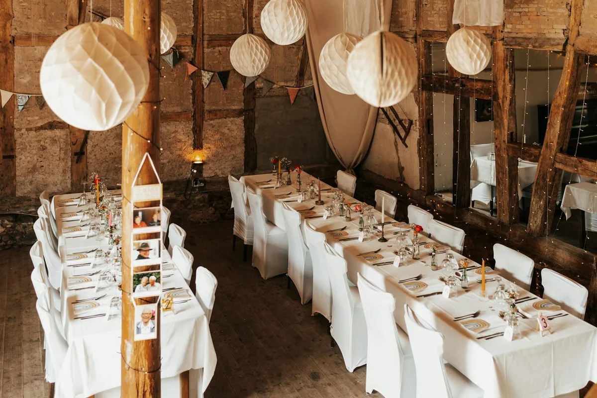 러스틱 바에서 특별 이벤트를 위한 테이블 연출 장면