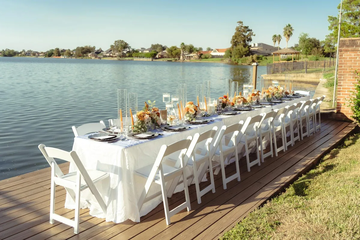 Ricevimento nuziale all'aperto su passerella sul lago a New Orleans