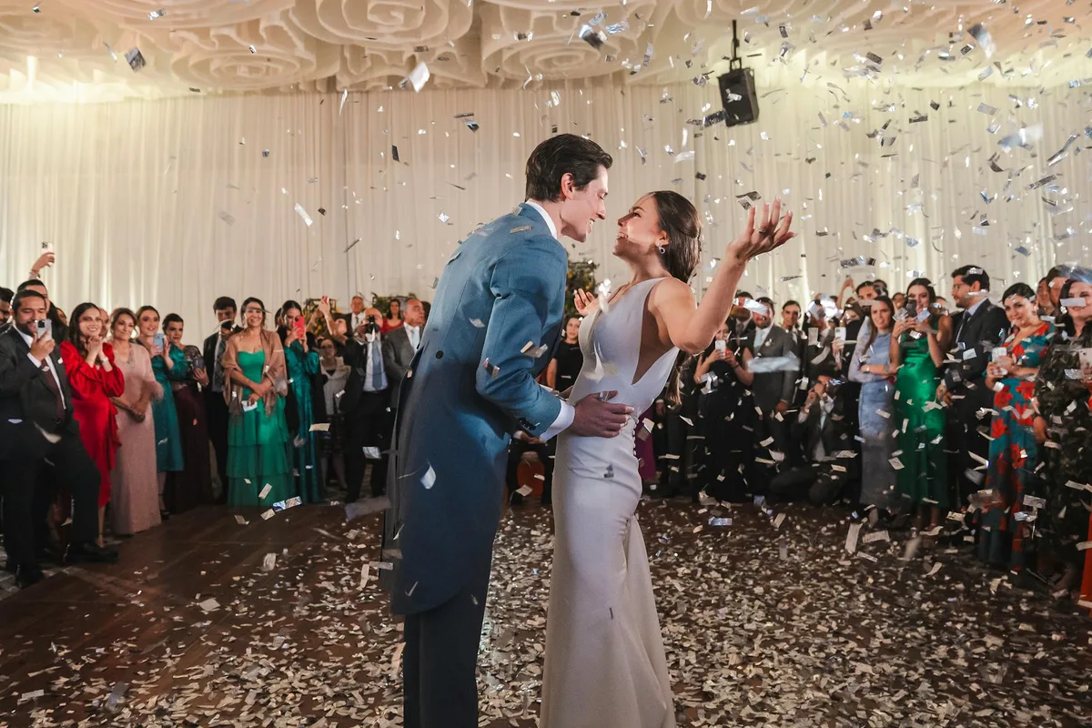 Sposi festeggiano con coriandoli a un vivace matrimonio in Messico