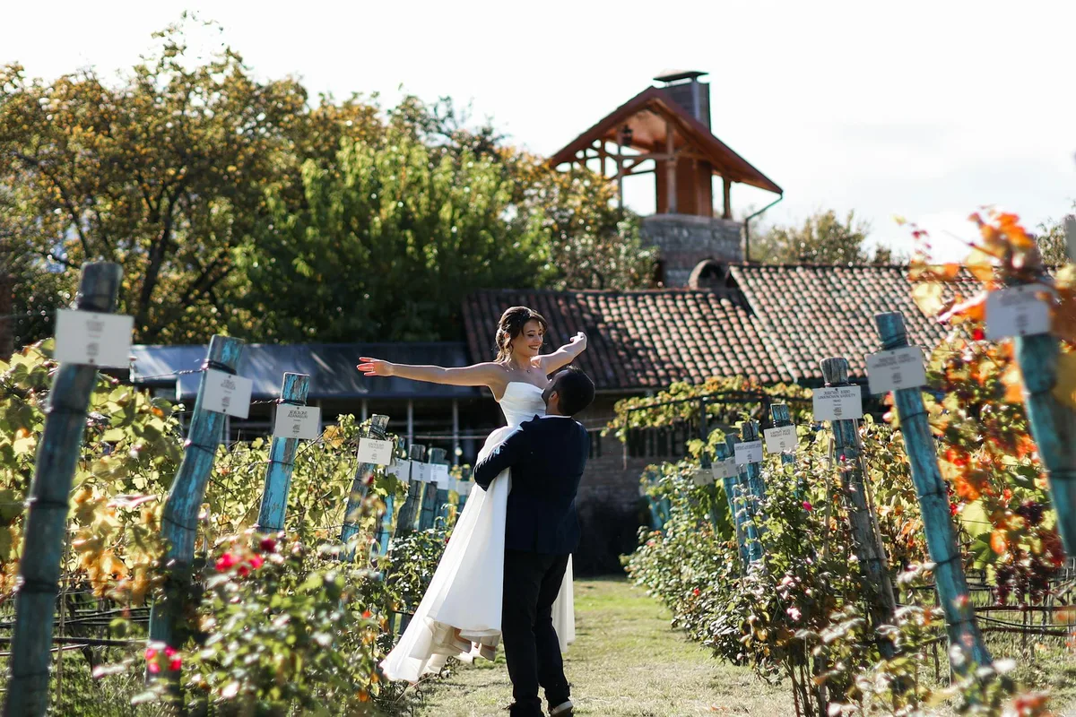 Sposi in un romantico momento in un vigneto assolato