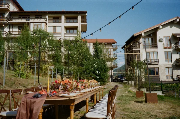Charmantes Outdoor-Dinner mit Blumen und Lichterketten in Krasnaja Poljana