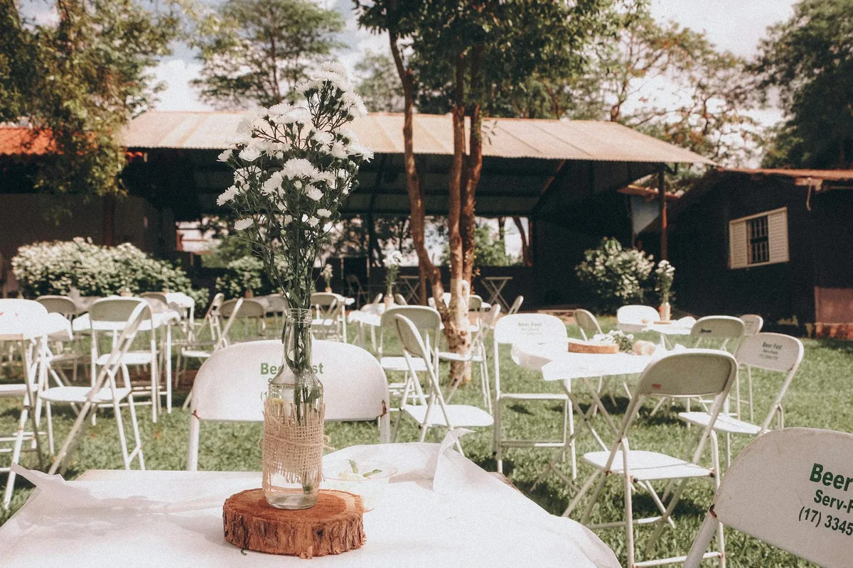 Charmante Outdoor-Gartenveranstaltung mit floralem Mittelpunkt an einem sonnigen Tag