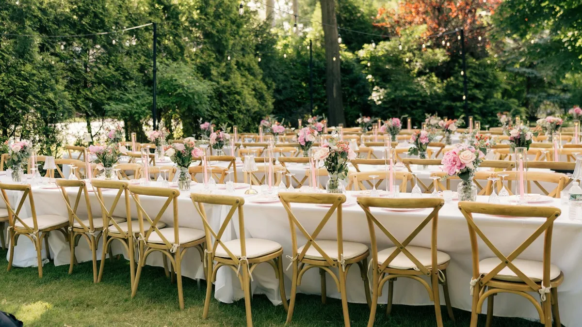 Mariage champêtre avec tables et chaises élégantes dans un jardin