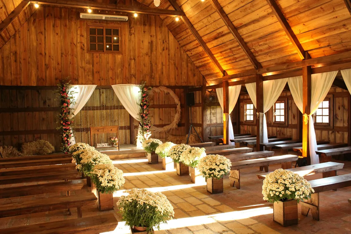 Fienile in legno per matrimonio con decorazioni floreali e illuminazione soffusa