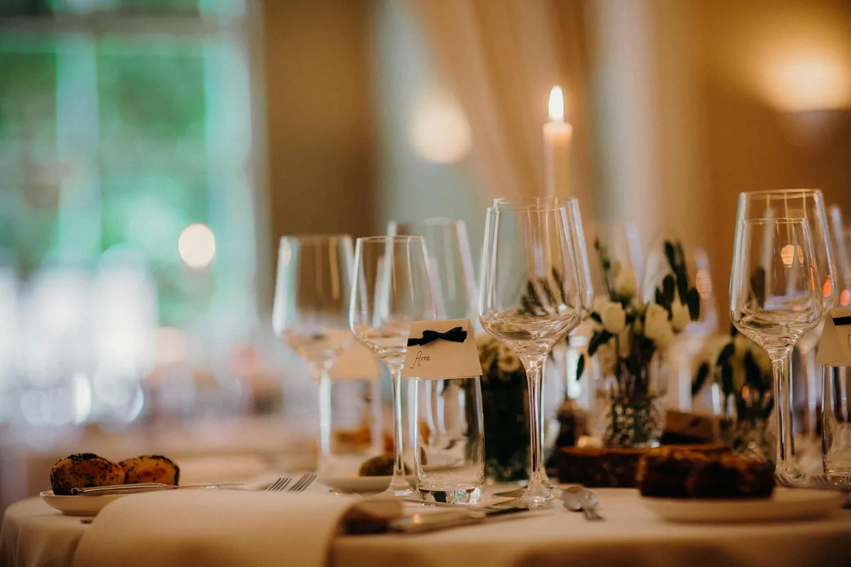 Nahaufnahme eines Hochzeitstisches mit Glaswaren und Blumendekoration