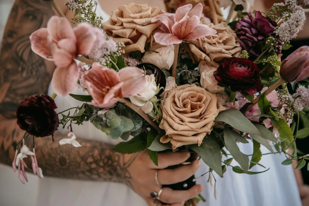 Bouquet variopinto in primo piano, eleganza floreale tatuata