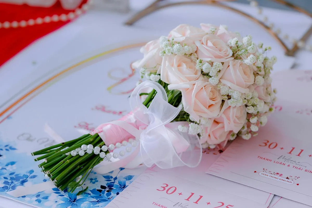 Rosa Rosen-Brautstrauß auf eleganter Hochzeitseinladung mit Perlen