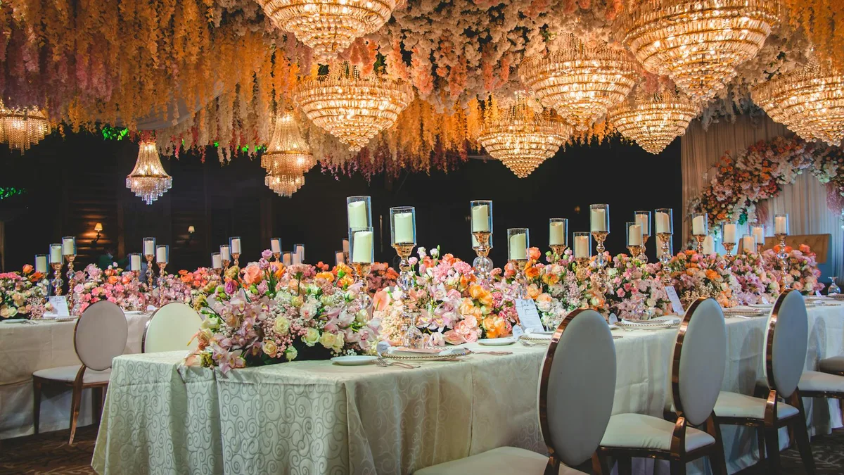 Sala banchetti elegante con lampadari e fiori, perfetta per nozze e ricevimenti.