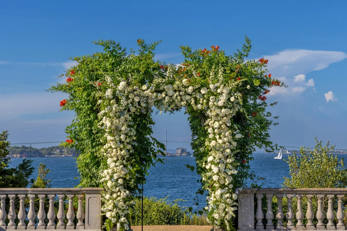 뉴포트 오션뷰를 배경으로 한 우아한 플라워 아치
