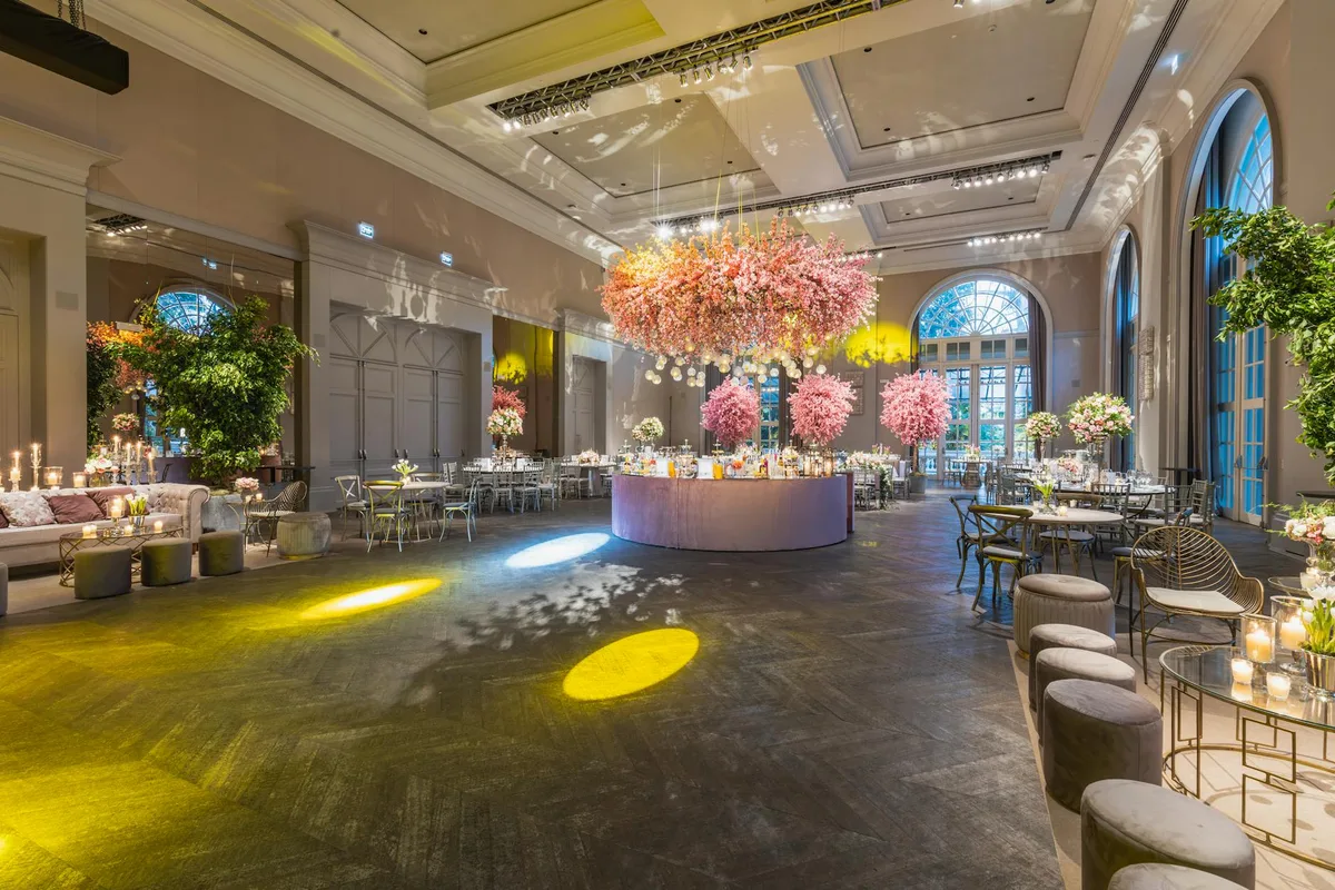 럭셔리 홀에서 열린 우아한 웨딩 리셉션, 화려한 플라워와 조명 연출