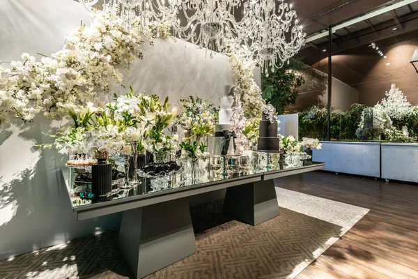 优雅婚礼餐桌，配有花艺和吊灯