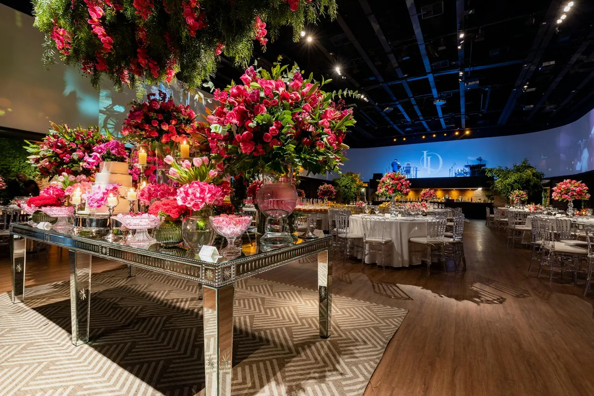 Ricevimento nuziale con composizioni floreali e tavola elegante