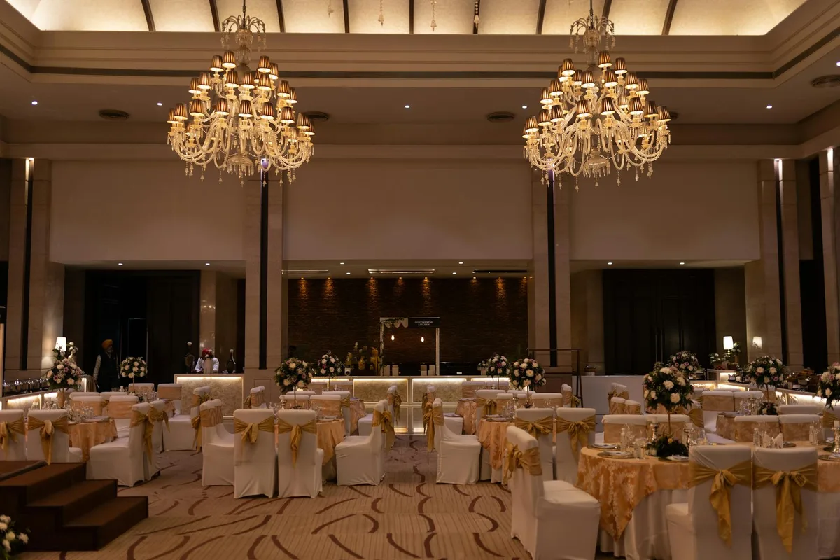 Sala da ballo lussuosa con lampadari e fiori per evento elegante