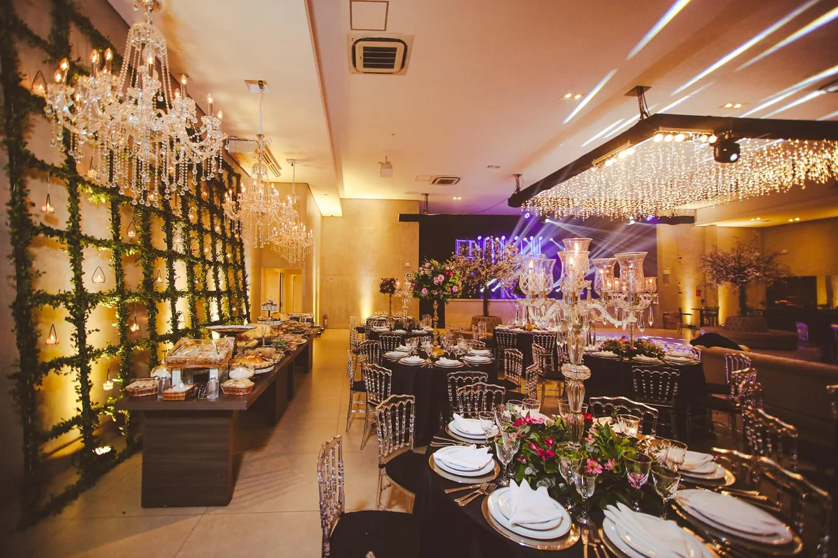 Luxuriöser Bankettsaal mit Kronleuchtern und Blumendekoration für eine besondere Veranstaltung