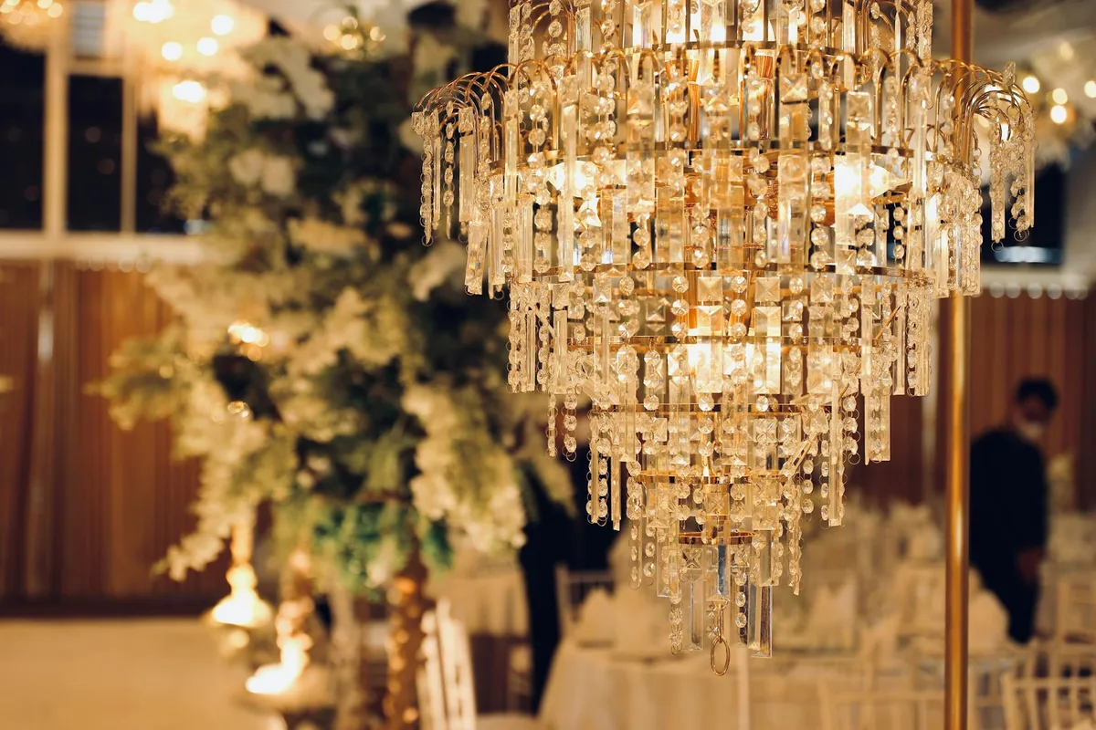 Lampadario di cristallo lussuoso che illumina un elegante evento al chiuso