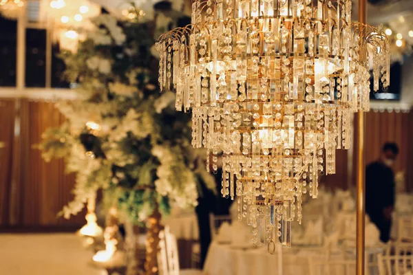 奢华水晶吊灯照亮优雅室内婚宴场景