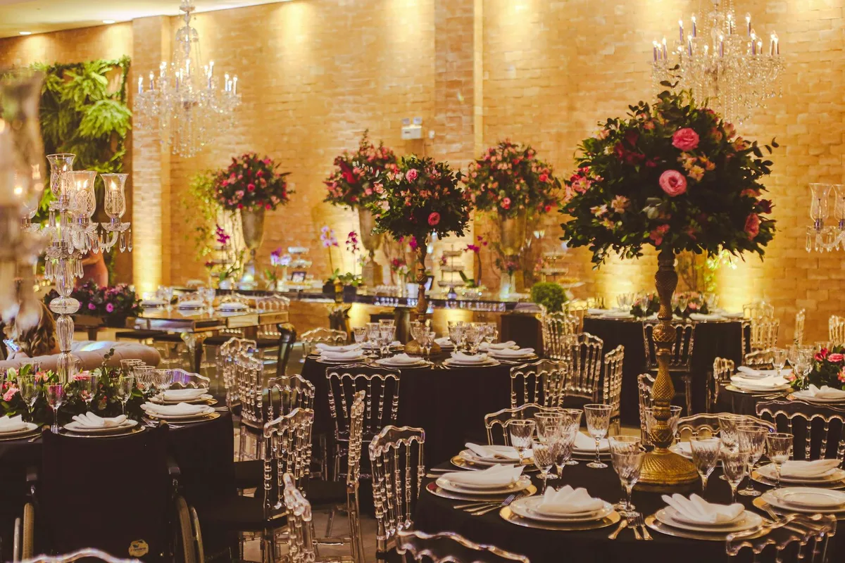 Evento al chiuso lussuoso con fiori eleganti e lampadari di cristallo