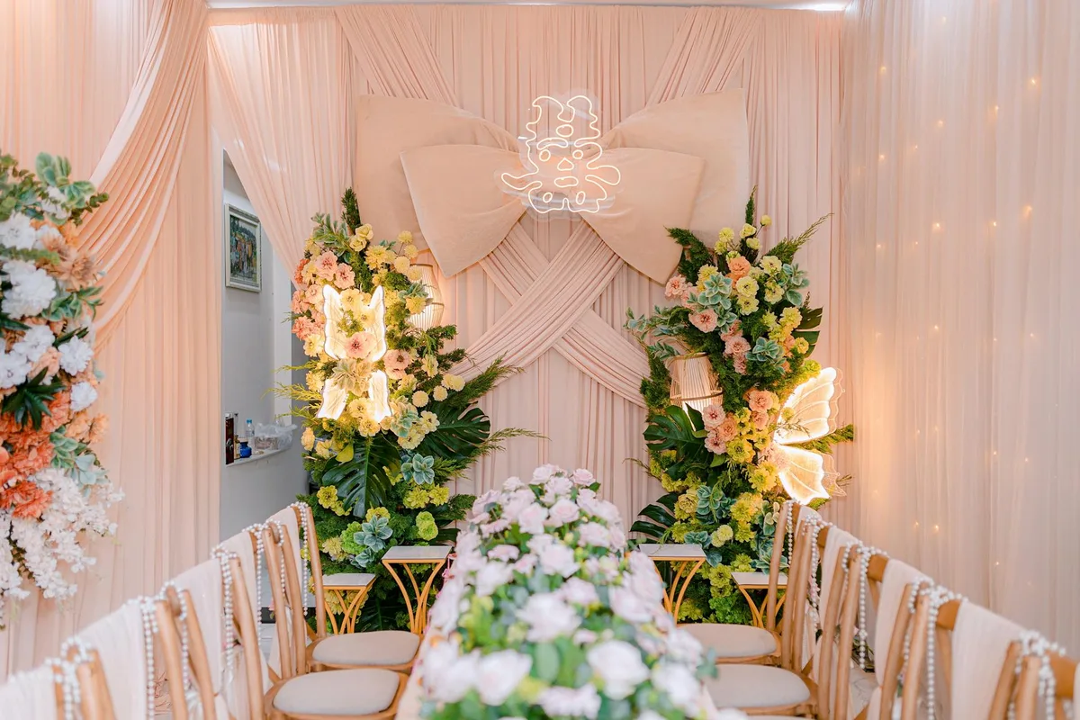 Interno nuziale lussuoso con fiori e illuminazione soffusa