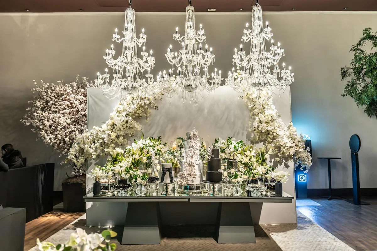 Luxuriöse Hochzeitsdekoration mit Kronleuchtern und üppigen Blumenarrangements