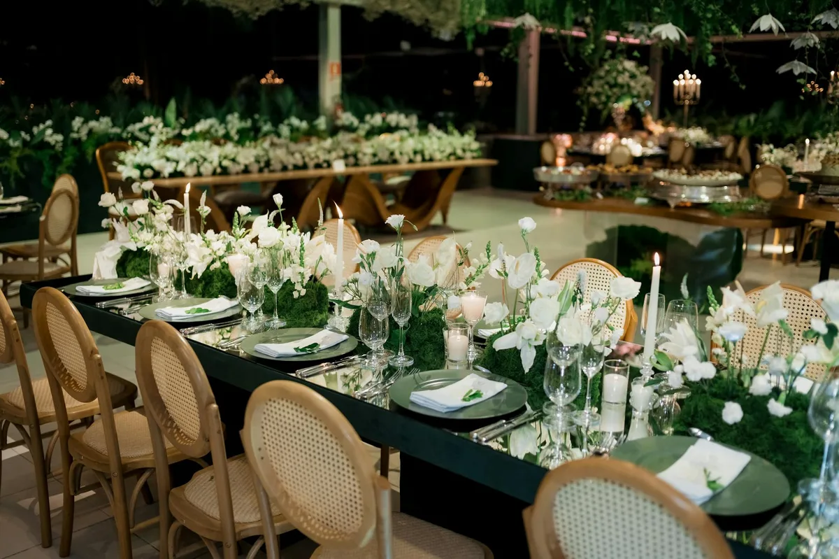 Ricevimento di nozze lussuoso con tavola elegante, fiori bianchi e candele