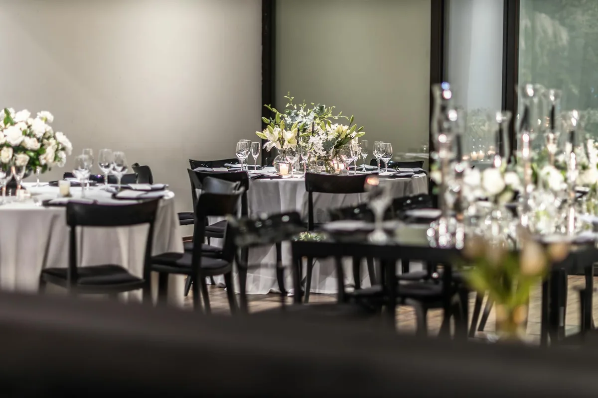 고급 웨딩 테이블 세팅, 화이트 플라워와 와인잔