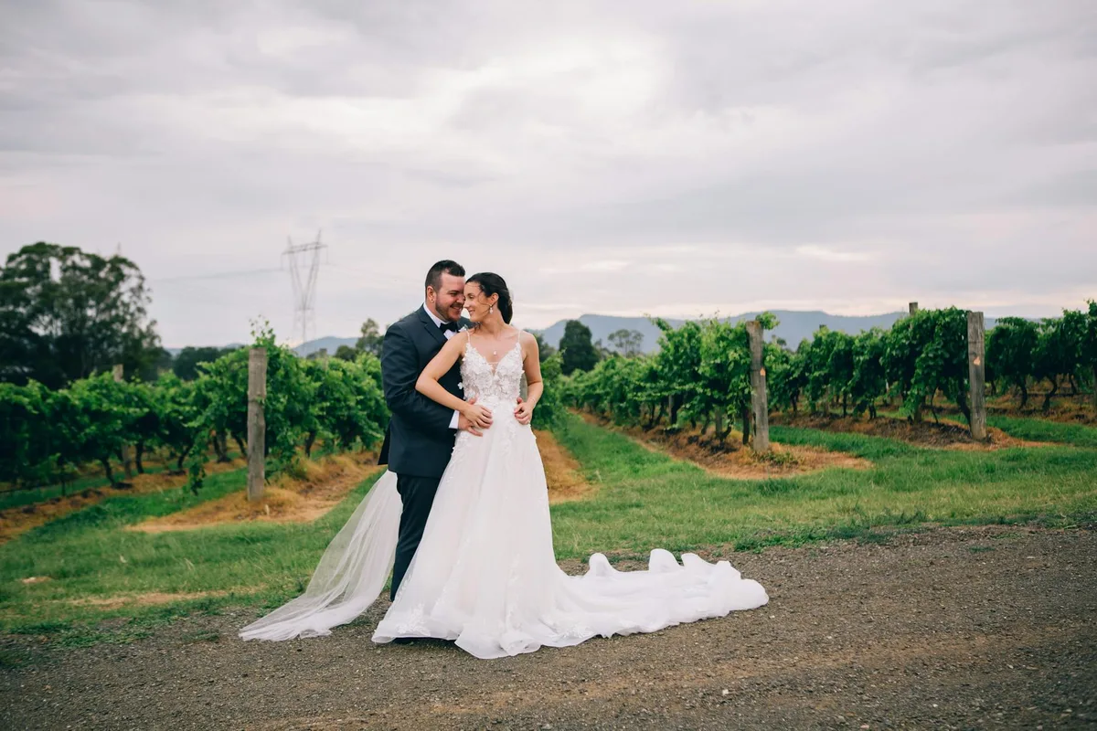 호주 포콜빈 포도밭 일몰 속에서 포옹하는 신혼부부의 웨딩 장면