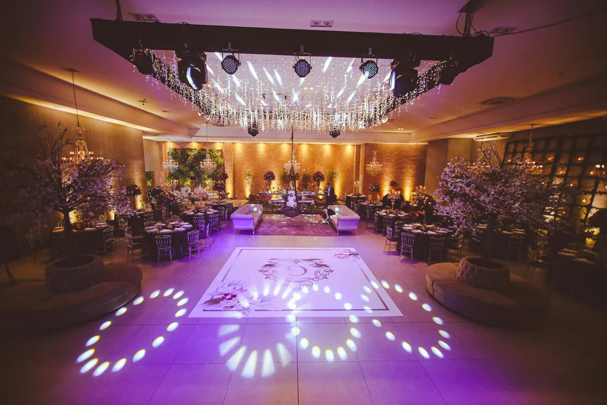 Prunkvoller Ballsaal mit Kronleuchtern und anspruchsvoller Dekoration