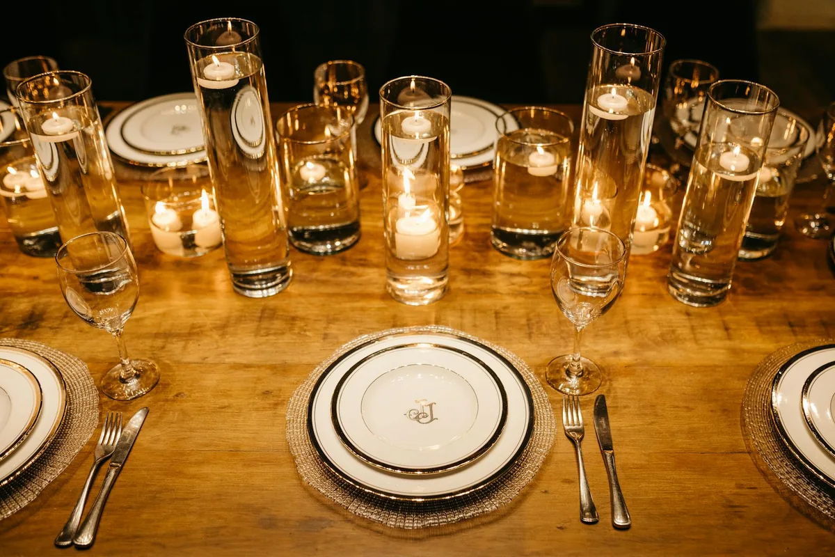 파인 차이나로 세팅된 고급스러운 캔들라이트 테이블 세팅